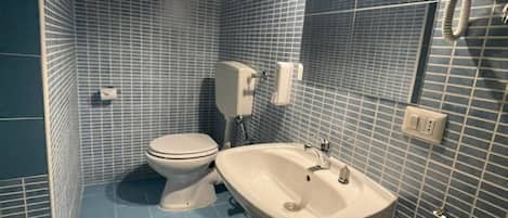 Regadera, secadora de cabello, bidet, toallas
