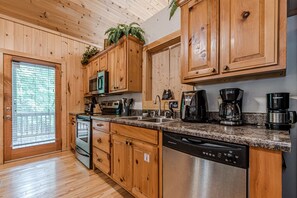 Fridge, microwave, oven, stovetop - 10 MINUTES FROM HELEN GEORGIA. (Cleveland)