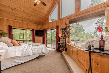 2 bedrooms, iron/ironing board, WiFi, bed sheets. 1 NIGHT WORLD CUP WATCH PARTY GETAWAY. HELEN WATER TUBING 10 MIN DRIVE.