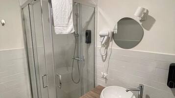 Doccia, asciugacapelli, bidet, asciugamani