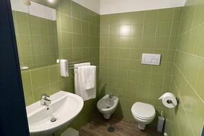 Douche, séchoir à cheveux, bidet, serviettes fournies