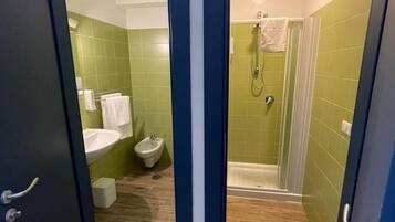 Doccia, asciugacapelli, bidet, asciugamani