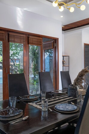 Villa, 4 Schlafzimmer | Wohnbereich | Flachbildfernseher