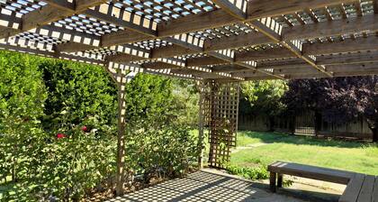 Heavenly Stay! Charming 3-bedroom house in heart of Merced with WiFi and AC