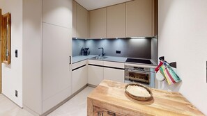 Kjøleskap, ovn, kokeplater og oppvaskmaskin