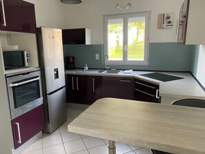 Kjøleskap, mikrobølgeovn, ovn og kokeplater