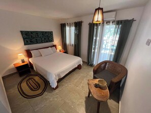 办公桌、免费 WiFi、床单