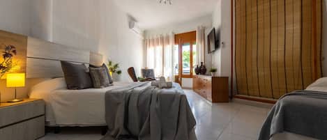 3 quartos, ferros/tábuas de passar roupa, berço de viagem