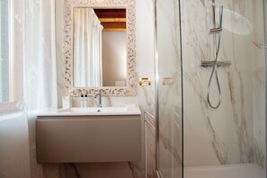 Chambre Confort, 1 lit double, vue sur la colline | Salle de bain | Articles de toilette (gratuits), séchoir à cheveux, serviettes fournies