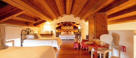 Familiekamer, uitzicht op heuvels | Gratis wifi