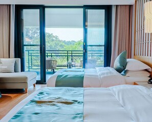 Een kluis op de kamer, een laptopwerkplek, verduisterende gordijnen