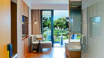 In-room safe, laptop workspace, blackout drapes, iron/ironing board