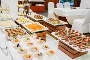 A buffet with various desserts and snacks. - Yunnan Dianchi Garden Resort & Spa (Kunming)