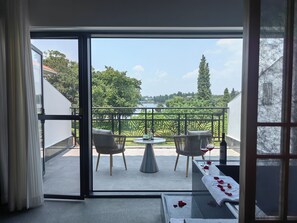 Luxe kamer, 1 twee- of 2 eenpersoonsbedden, terras, uitzicht op meer | Terras