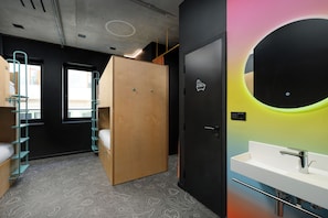 Cortinas blackout, wifi gratis y ropa de cama
