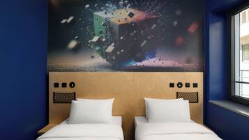 Una camera d'albergo con due letti, una testiera in legno e un'ampia opera d'arte digitale appesa al muro.