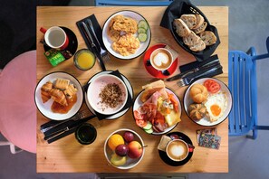 Sarapan prasmanan setiap hari (EUR 10 per orang)