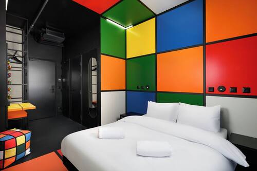 Habitación doble de diseñador | Cortinas blackout, wifi gratis y ropa de cama