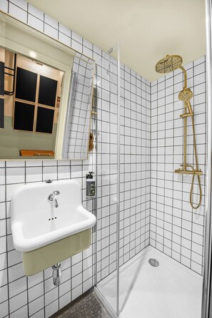 Kamar Double Desain | Kamar mandi | Shower, perlengkapan kamar mandi ramah lingkungan, sabun, dan sampo