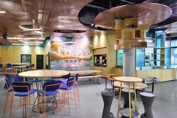 2 bars/lounges