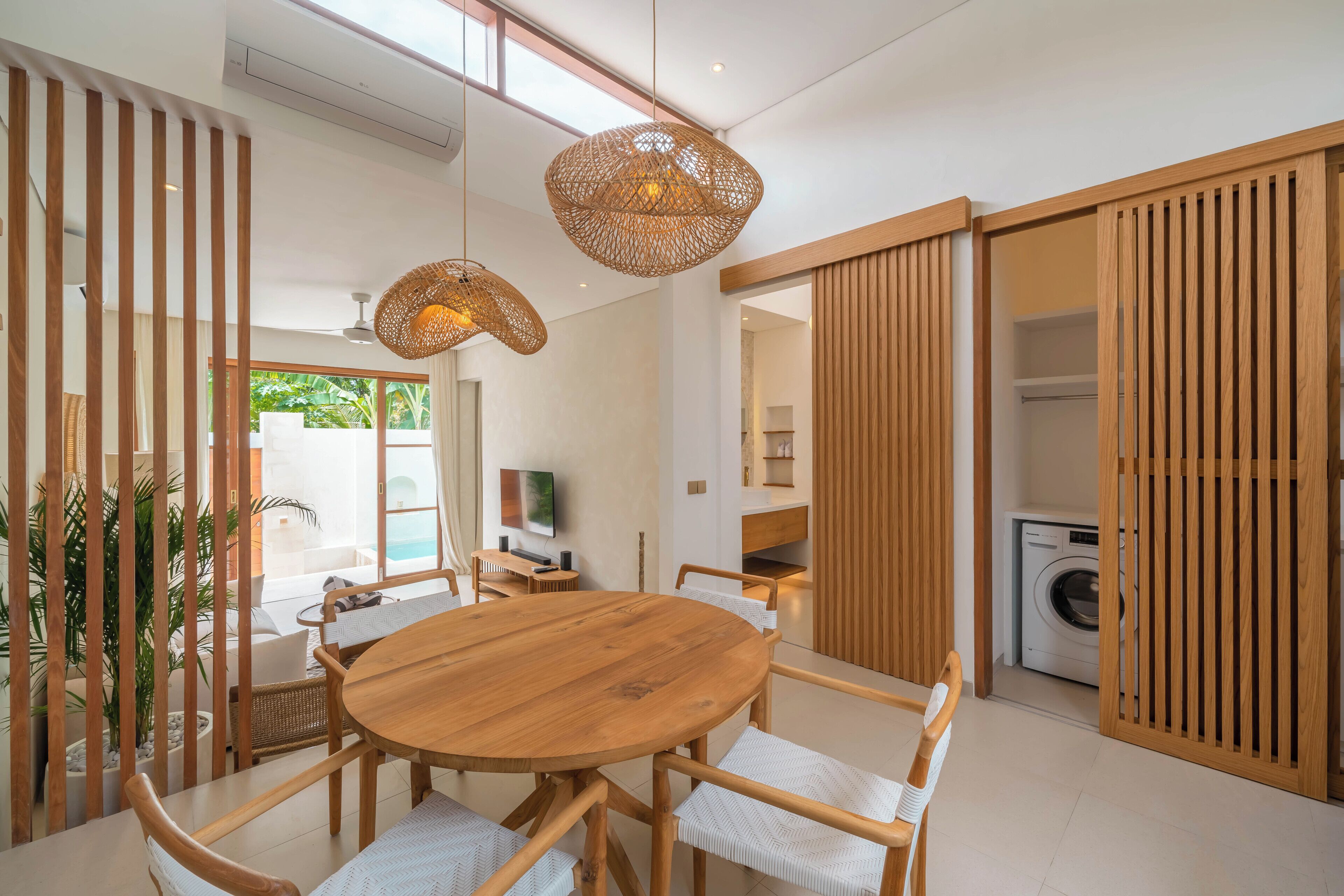Deluxe-Villa, Poolblick | Wohnbereich | Flachbildfernseher