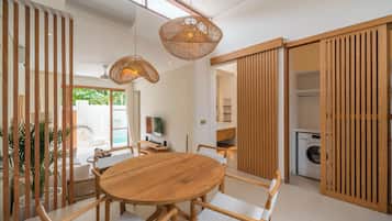 Deluxe-Villa, Poolblick | Wohnbereich | Flachbildfernseher