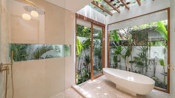 Deluxe-Villa, Poolblick | Badezimmer