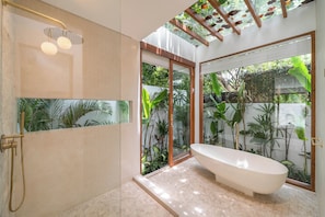 Villa Deluxe, vistas a la piscina | Baño
