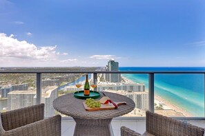 Outdoor dining - 1BR Ocean View Balcony - Amazing Pool (Hollywood)