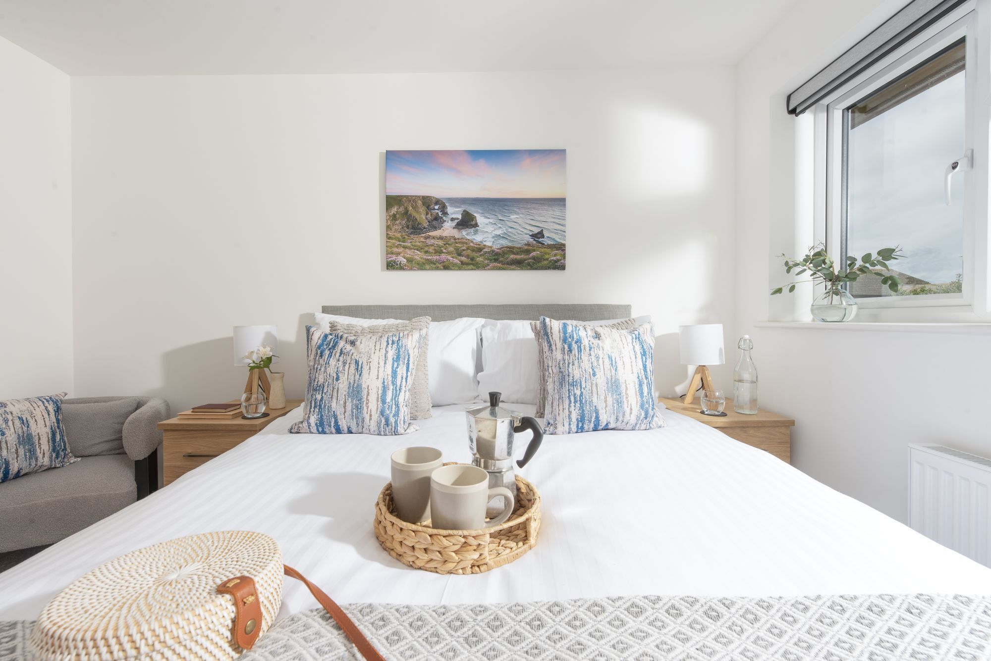 4 bedrooms, iron/ironing board, internet, bed sheets