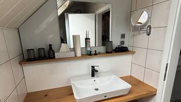 Regadera, secadora de cabello, toallas, jabón