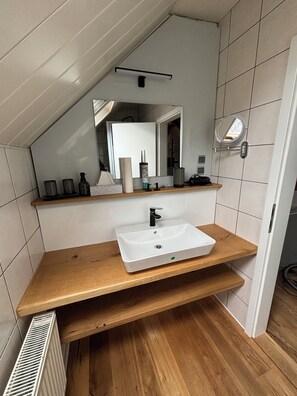 Regadera, secadora de cabello, toallas, jabón