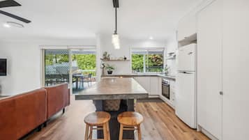 Refrigerador, microondas, horno, placa de cocina