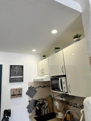 Studio | Cuisine privée | Réfrigérateur, micro-ondes, four, plaque de cuisson