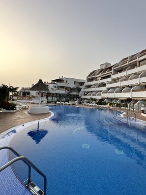 สตูดิโอ | สระว่ายน้ำ | สระว่ายน้ำกลางแจ้ง