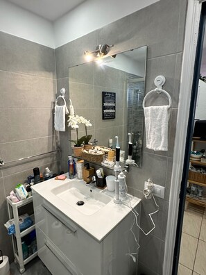 สตูดิโอ | ห้องน้ำ | ฝักบัว, ไดร์เป่าผม, ผ้าเช็ดตัว