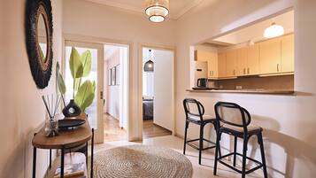 Apartamento executivo, sacada, vista para a cidade | Área de estar | Smart TV, Netflix, serviços de streaming