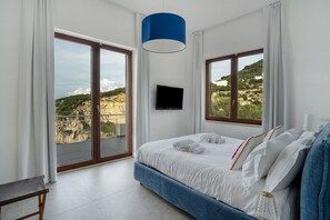 Una camera da letto con un letto, una televisione e vista sull'esterno.