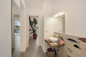 Een douche, een haardroger, handdoeken