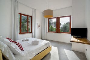 4 slaapkamers, een strijkplank/strijkijzer, gratis wifi, beddengoed