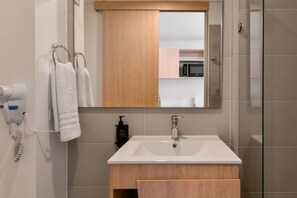 Shower, hair dryer, towels