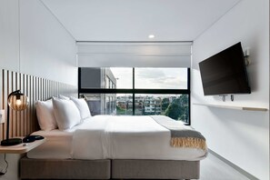 1 habitación, tabla de planchar con plancha y ropa de cama 