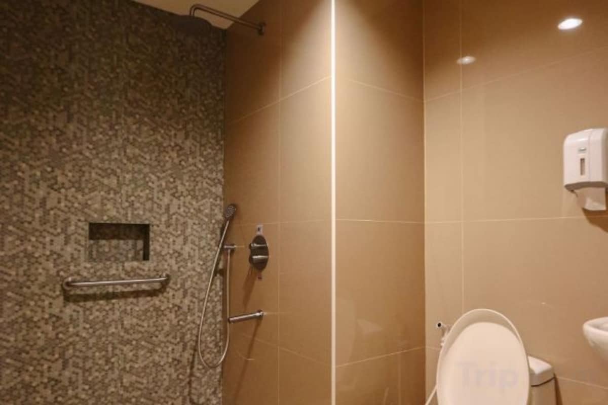 Ducha, pantuflas, bidet, toallas