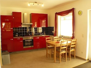 Kühlschrank, Mikrowelle, Ofen, Herdplatte