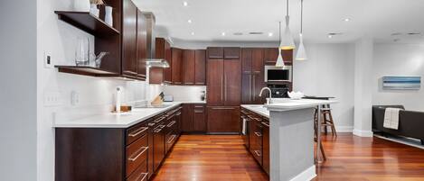 Refrigerador, microondas, horno y parrilla de estufa