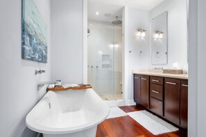 Shower, hair dryer, towels - Waterfront Park | Gin Joint | Magnolia's (Charleston)