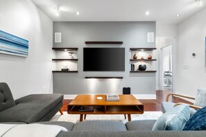 Een televisie, een stereo en een kantoor