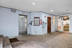 Interior - Waterfront Park | Gin Joint | Magnolia's (Charleston)