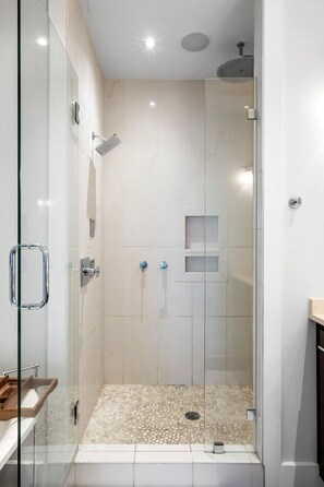 Shower, hair dryer, towels - Waterfront Park | Gin Joint | Magnolia's (Charleston)