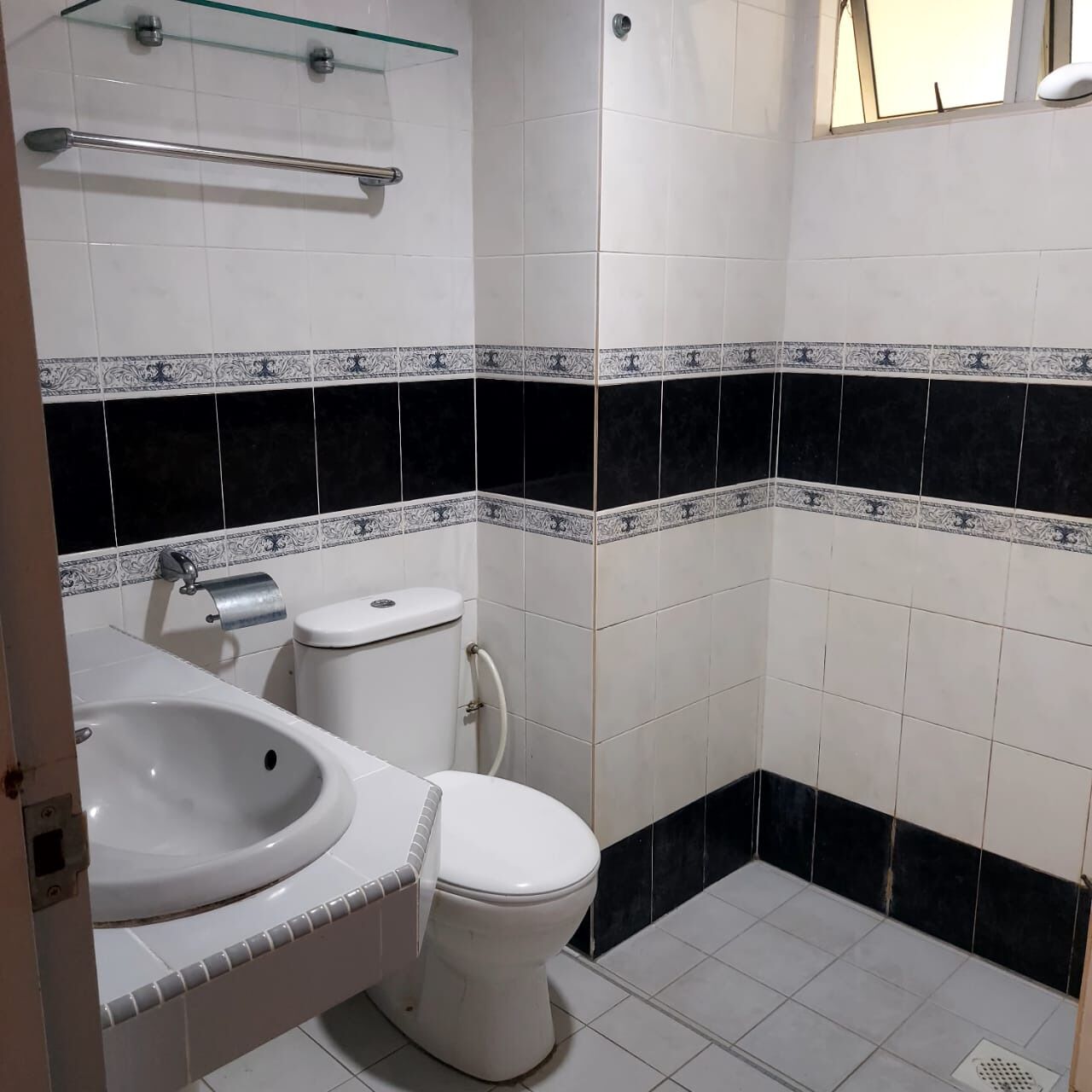 A bathroom with a white sink, toilet, and bathtub.